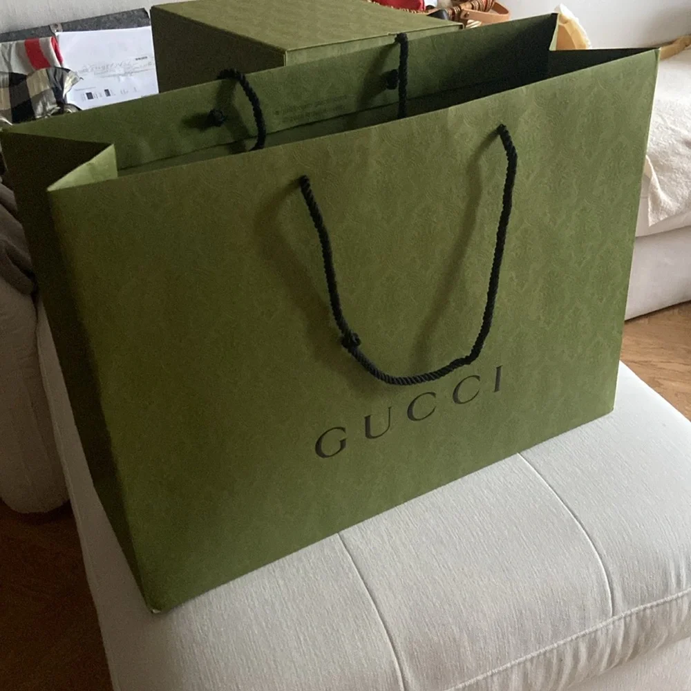 New GUCCI huge shopping paper bag   Green 23x17x 8 or 22,5x29,5x10 with logo